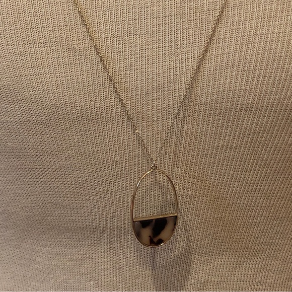GORGEOUS Loft Necklace long gold tone chain with oval pendant faux tortoise - Picture 4 of 11